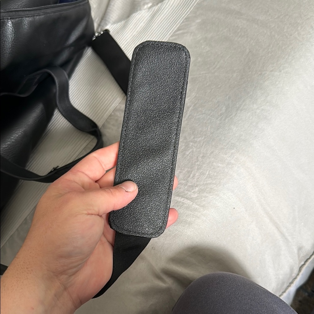 Kenneth Cole Reaction Black Duffel Bag Sleek Professional Design - Picture 5 of 5